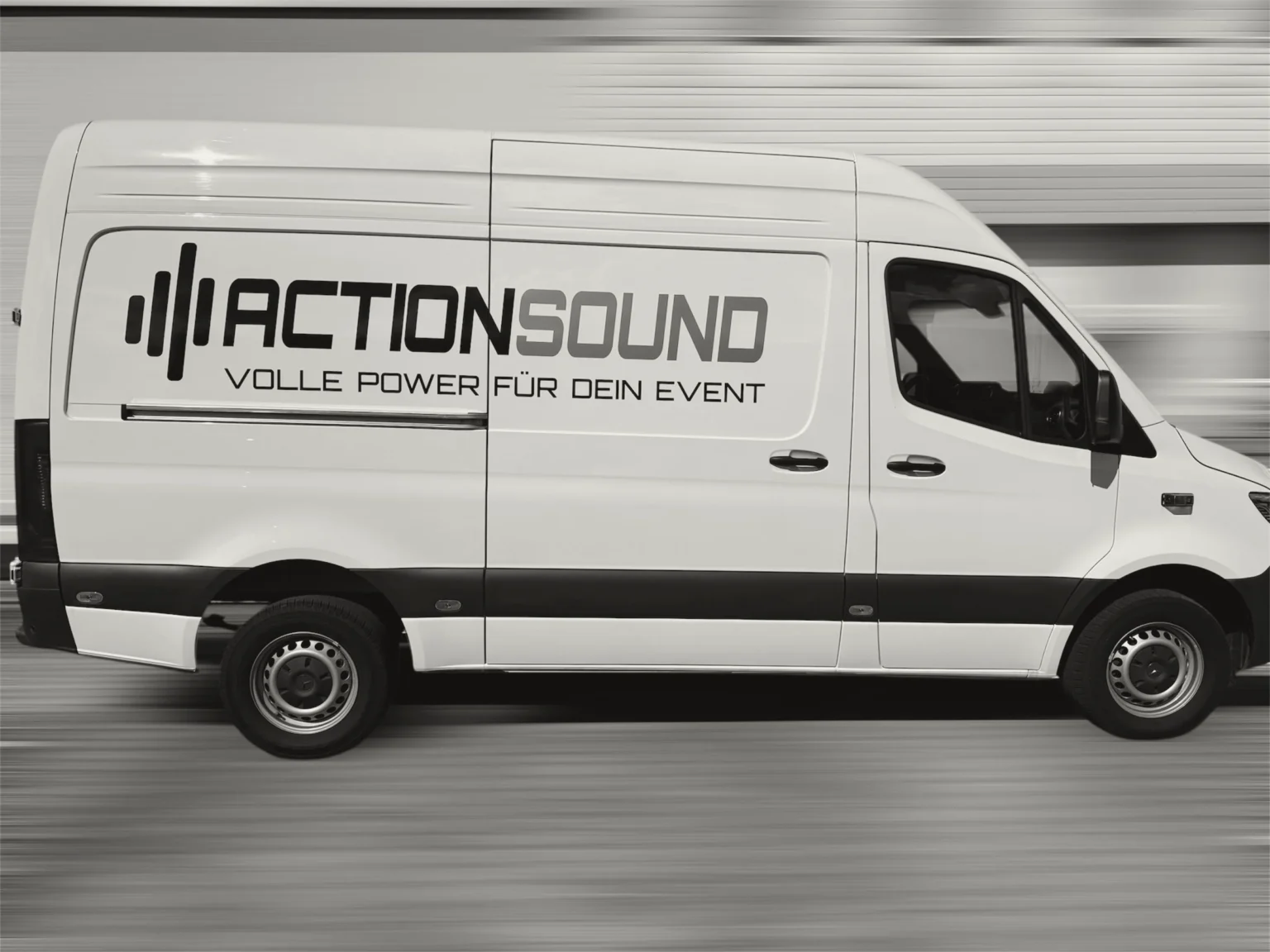 Weißer Transporter mit ActionSound-Logo und dem Slogan „Volle Power für dein Event“ auf der Seite