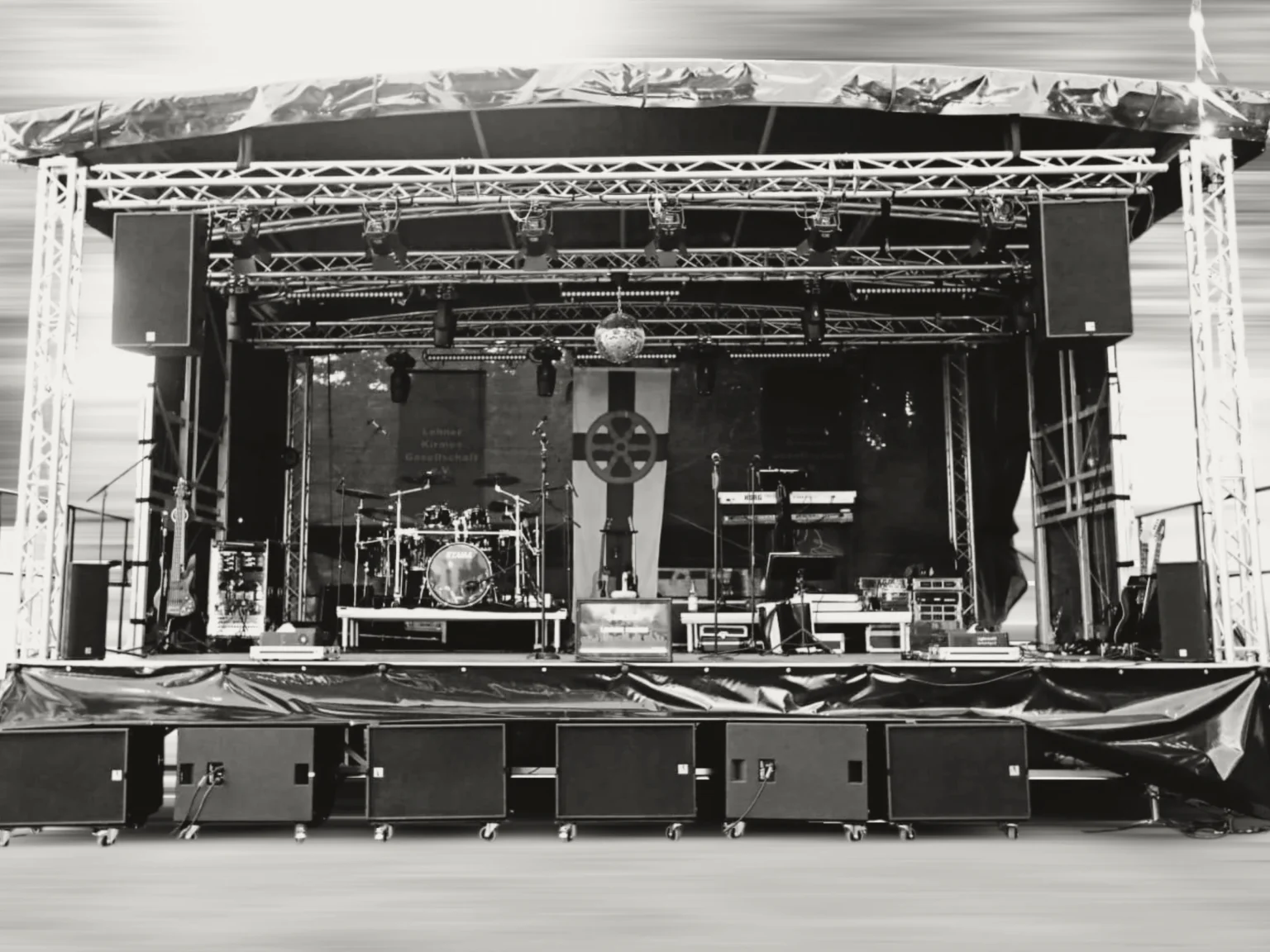 Professioneller Bühnenaufbau von ActionSound mit Schlagzeug, Instrumenten, Licht- und Tontechnik für ein Live-Event