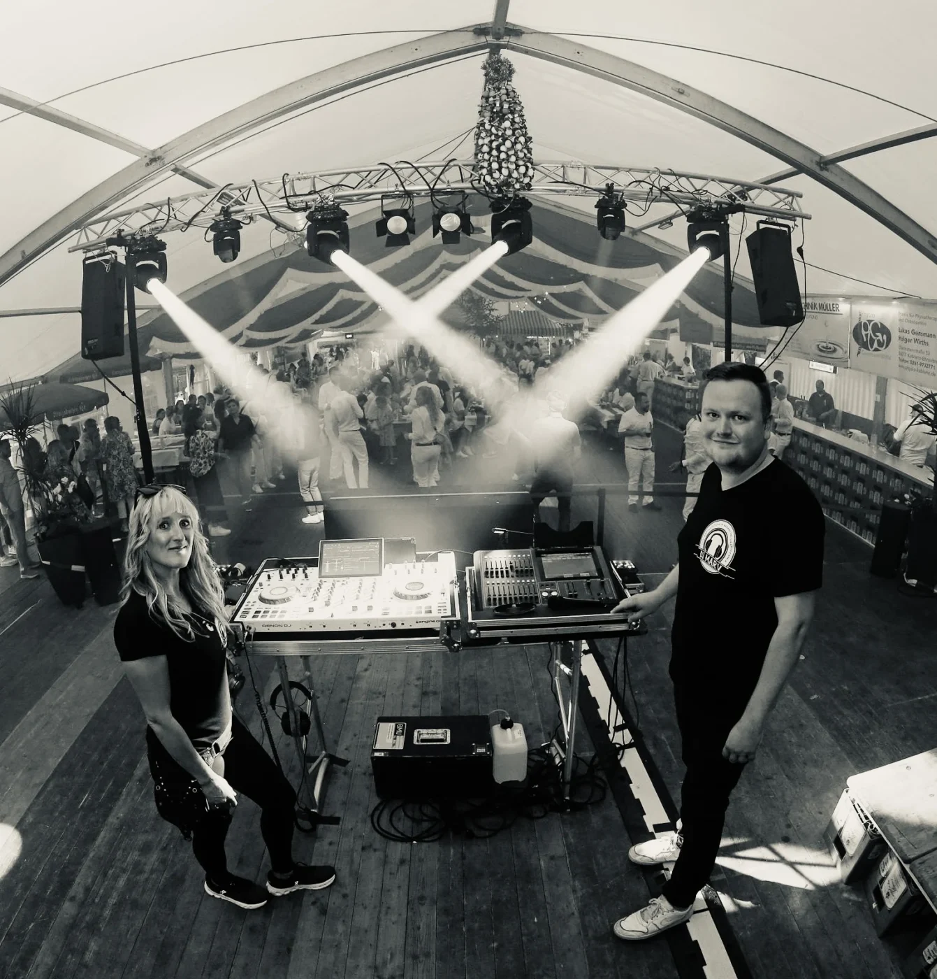 Marvin und Connie von ActionSound am Mischpult in einem Festzelt, bereit für den Einsatz von Ton- und Lichttechnik.